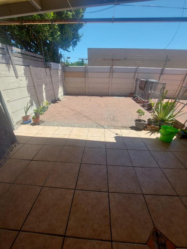 2 Bedroom Property for Sale in Goodwood Central Western Cape